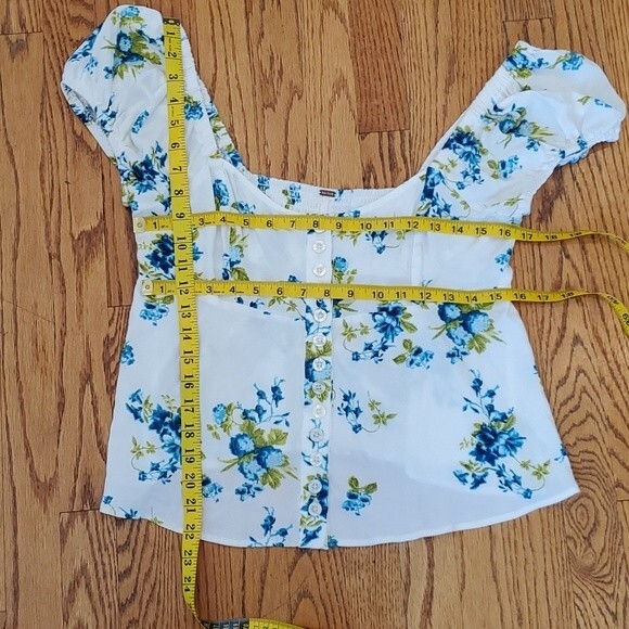 NWT FREE PEOPLE WHITE BLUE FLORAL CROPPED OFF SHOULDER PEASANT TOP SIZE SMALL - Picture 9 of 10